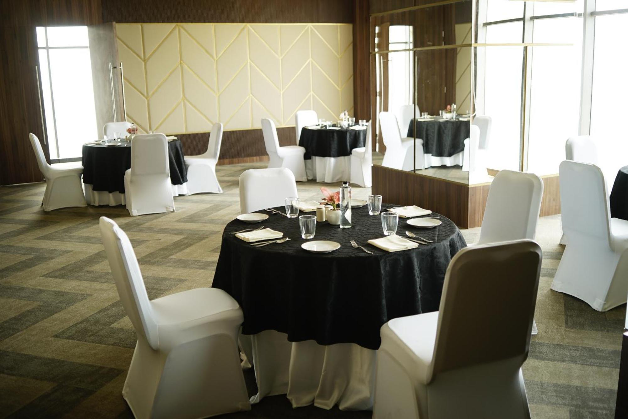 Rhythm Gurugram Hotel & Suites, Sohna Road Gurgaon Eksteriør billede