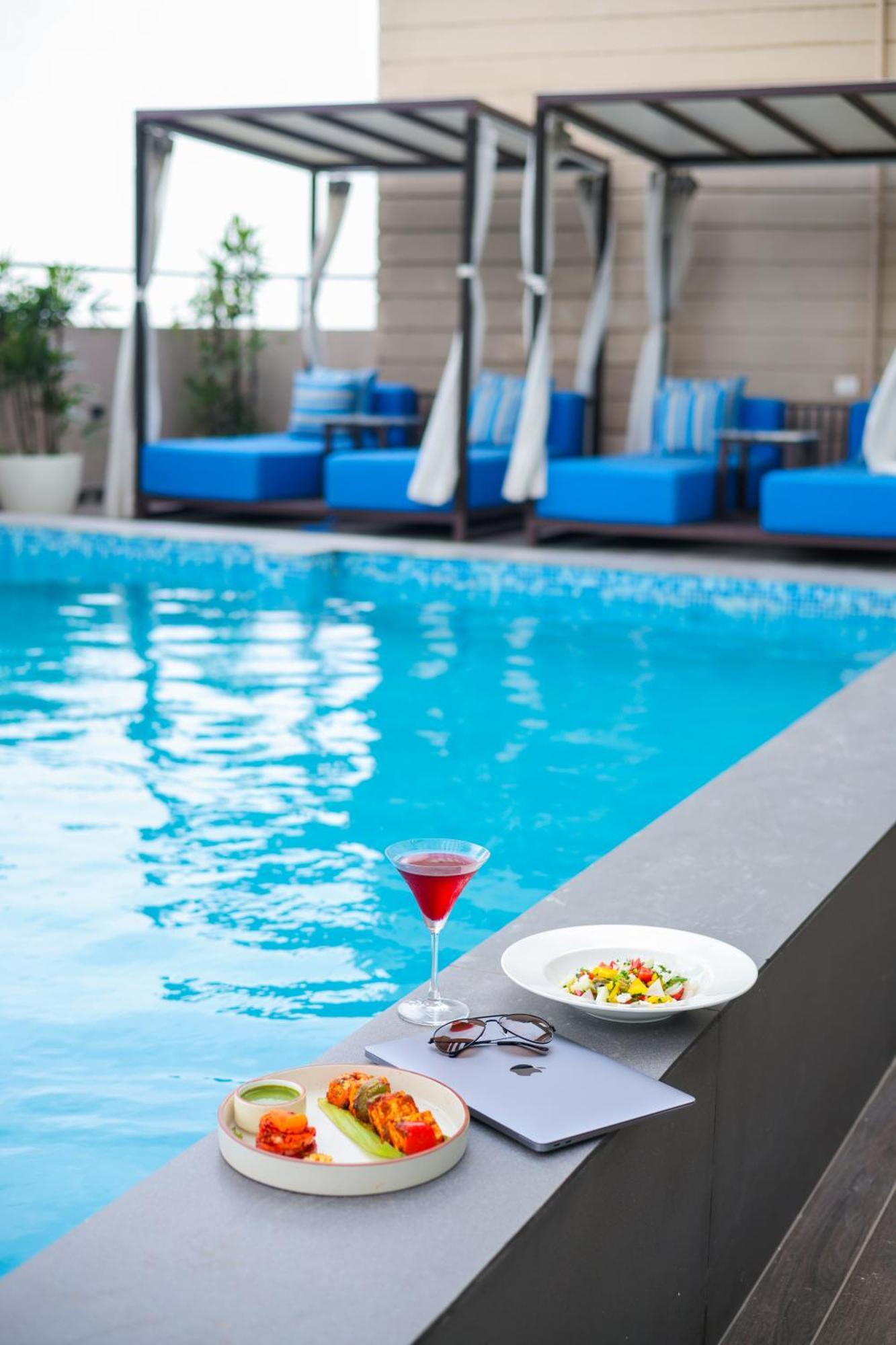 Rhythm Gurugram Hotel & Suites, Sohna Road Gurgaon Eksteriør billede