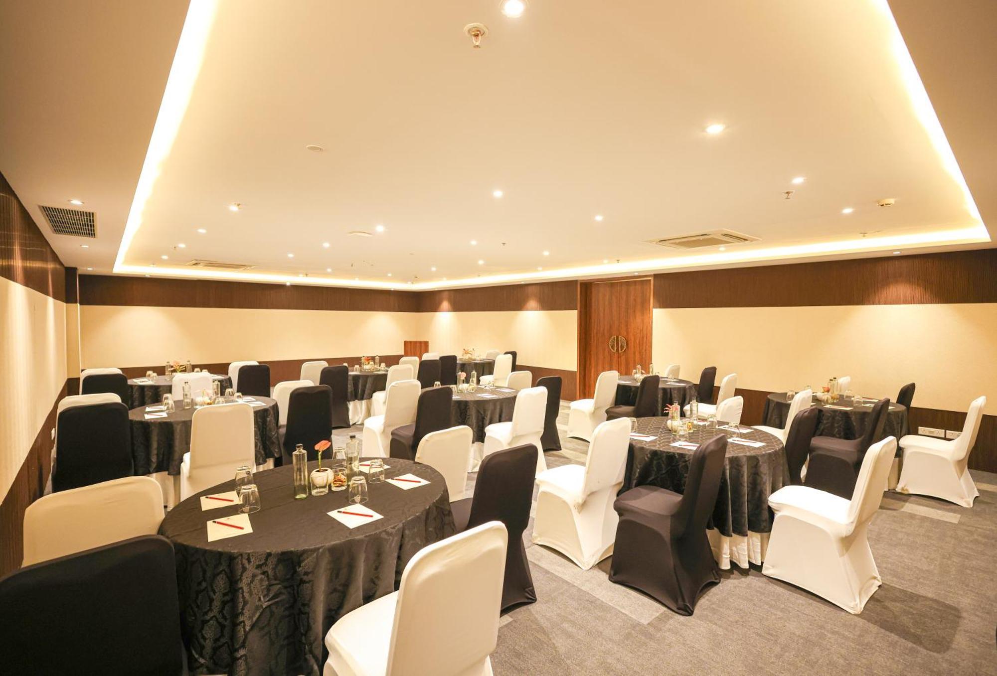 Rhythm Gurugram Hotel & Suites, Sohna Road Gurgaon Eksteriør billede