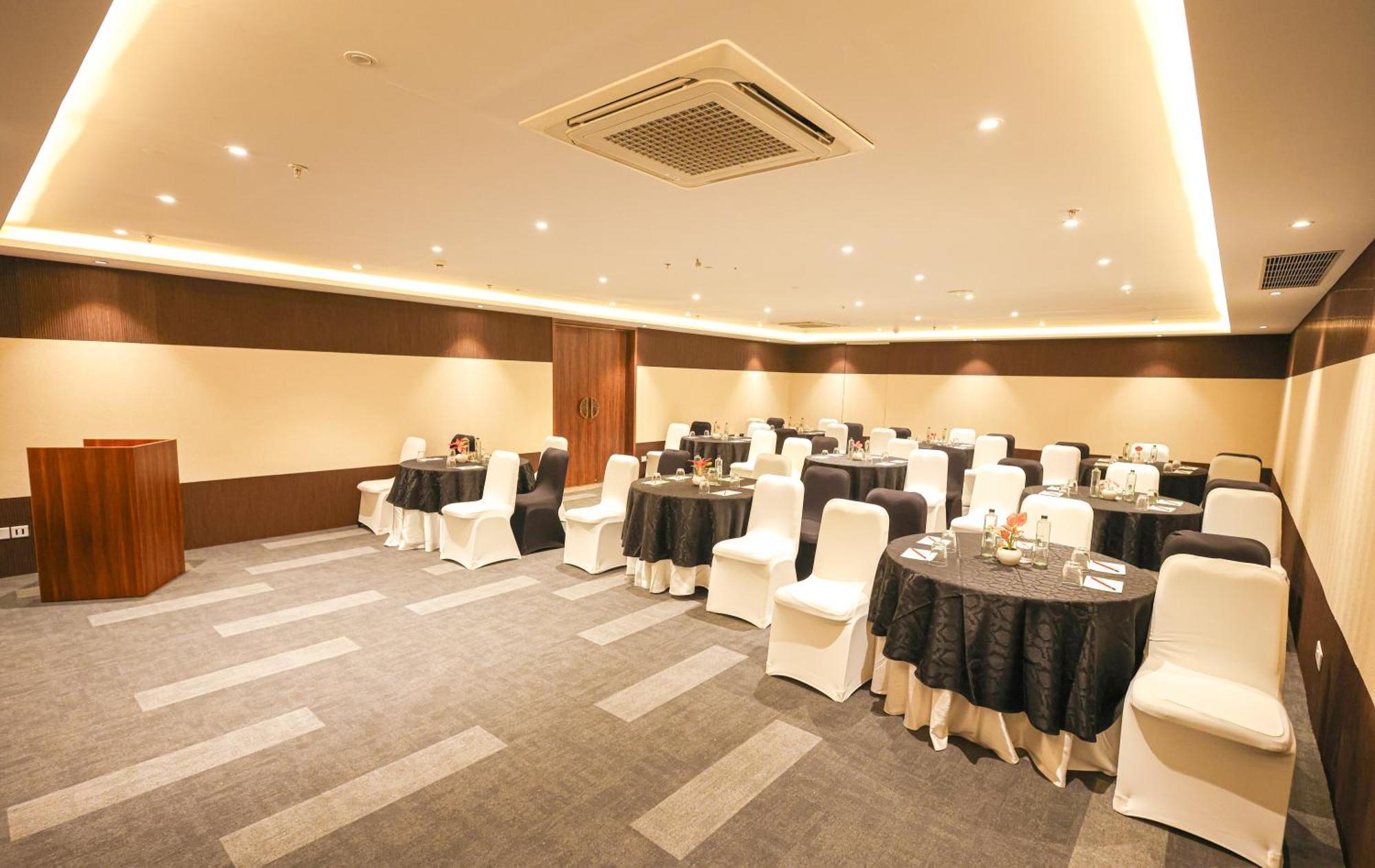 Rhythm Gurugram Hotel & Suites, Sohna Road Gurgaon Eksteriør billede